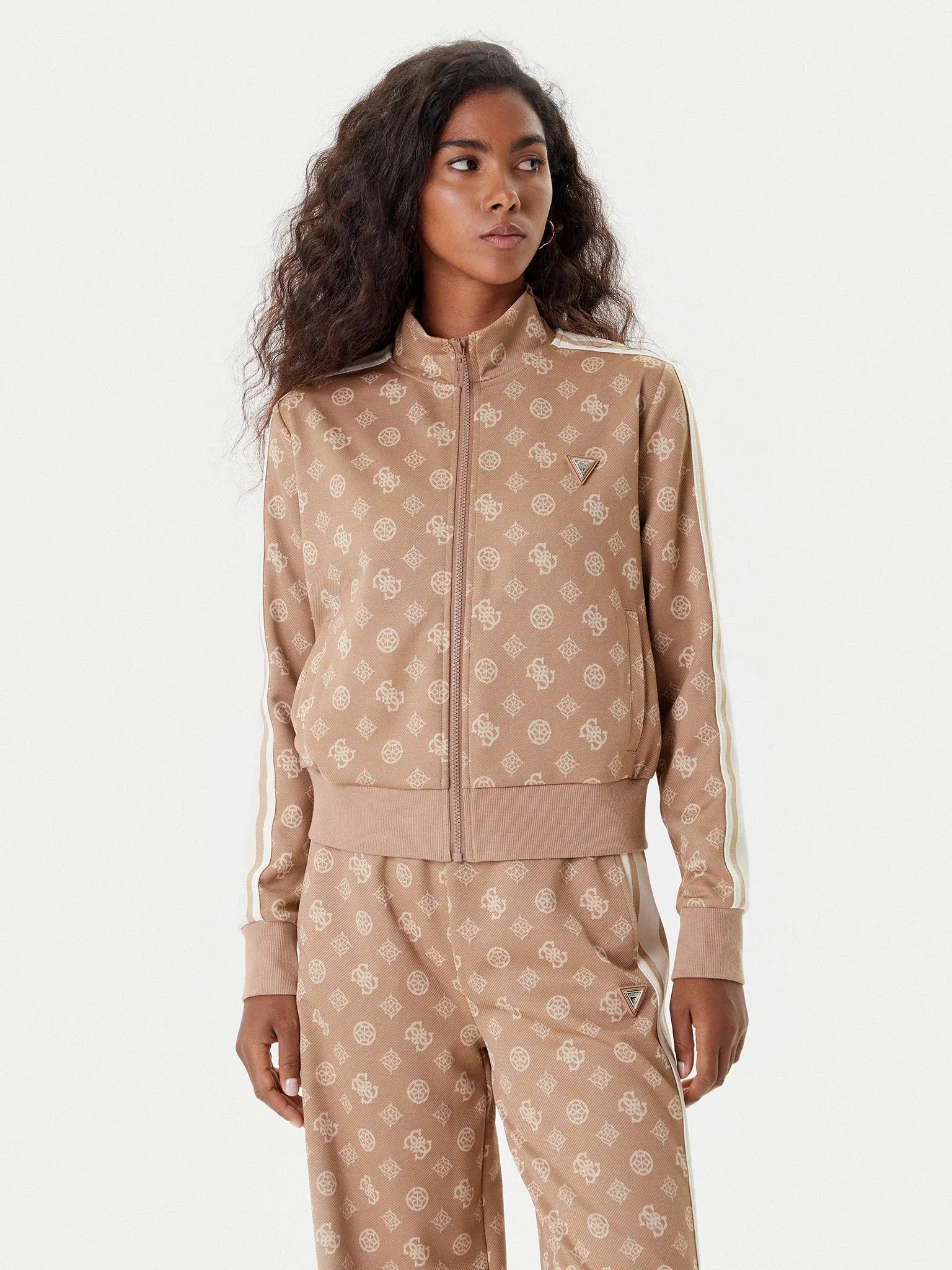 Guess Casaco Training Sweat Training V5yq07 K0282 Sand Sand_shot1