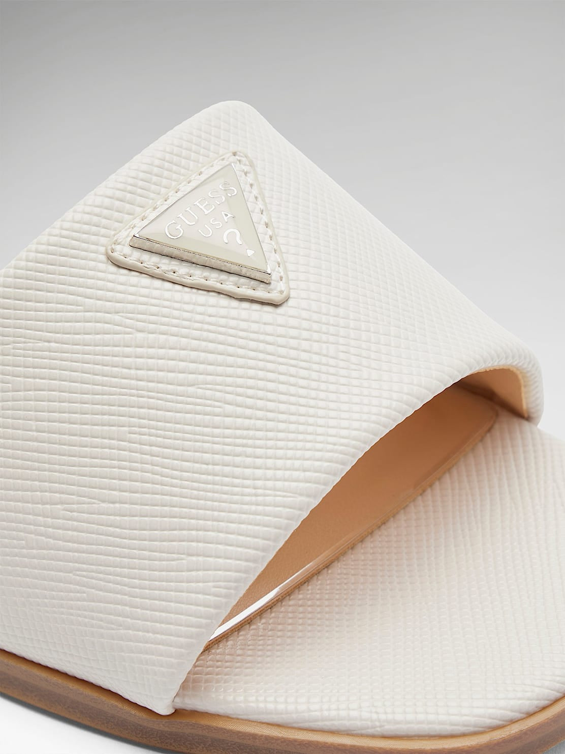 Guess Chinelos Slippers Fljrma White Branco_shot4