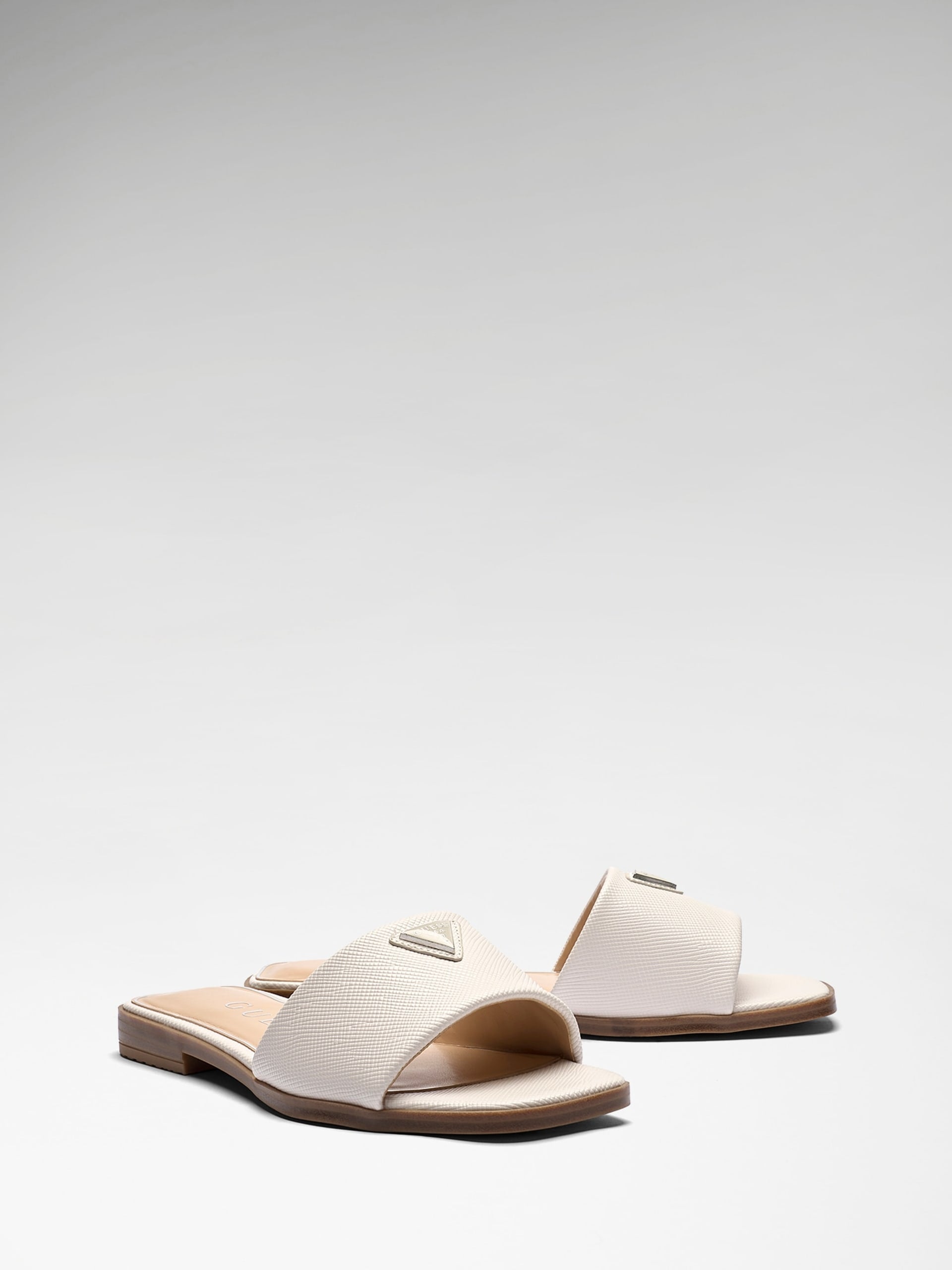 Guess Chinelos Slippers Fljrma White Branco_shot5