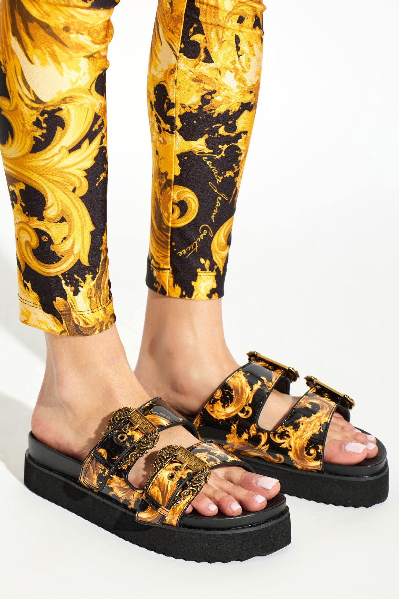 Versace Sandalias Sandals 80va3sm1 Blk Gold Preto Ouro_shot2