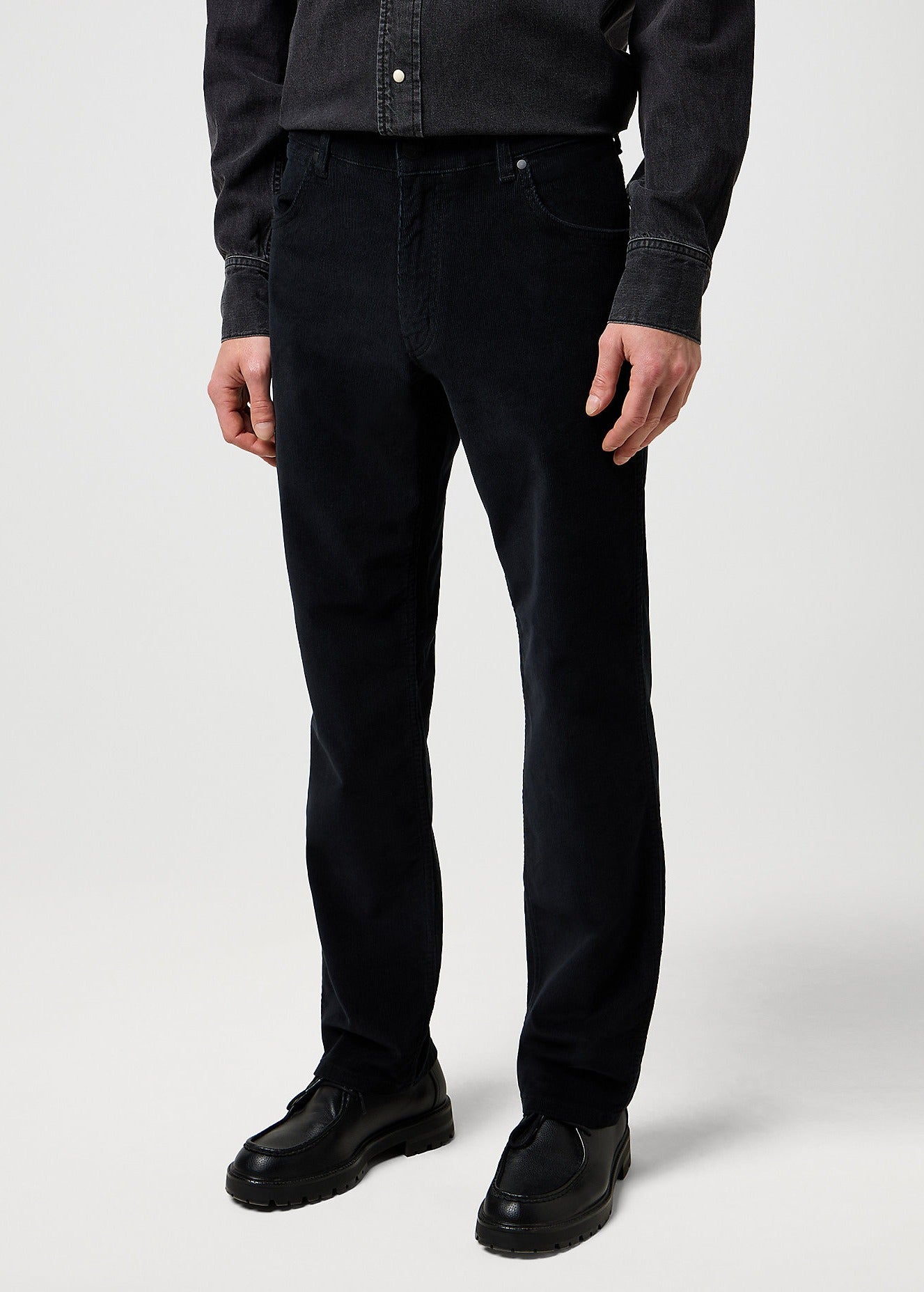 Wrangler Calcas Trousers Greensboro Vel Black Preto_shot5